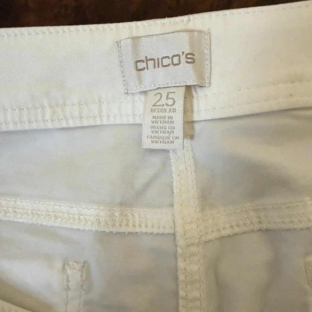 chicos stretch tapered jeans Size 25 Cream White Tapered Knee Hemmed Style Pants